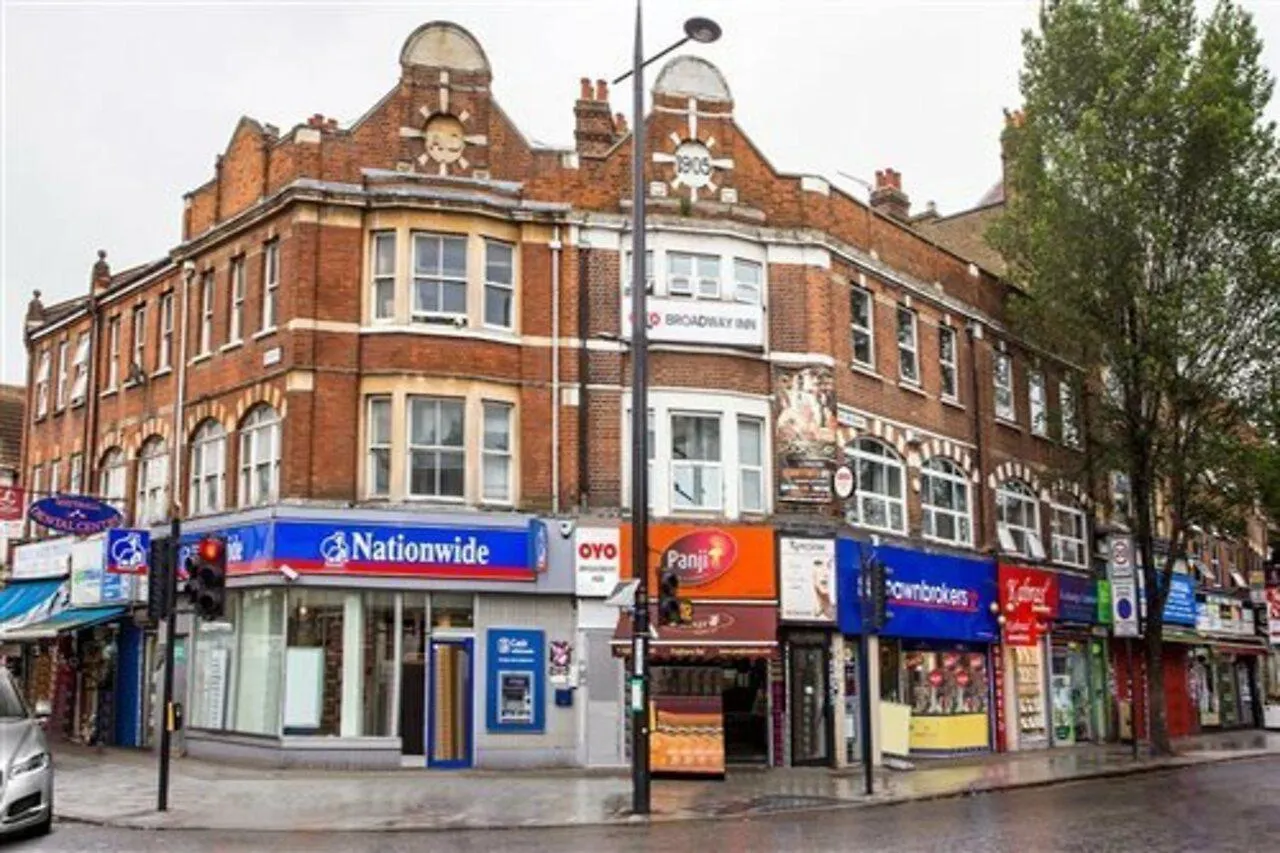 Oyo Broadway Inn contacts
